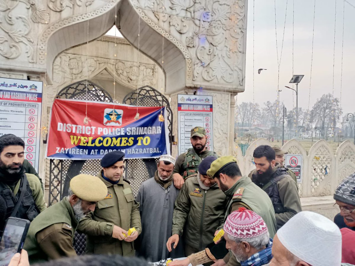SrinagarPolice's tweet photo. All ranks of Srinagar Police wish everyone a very happy &amp; Peaceful Shab-e-Meraj. District police has kept help desks &amp; refreshment stalls in major shrines including at Hazratbal Dargah. Exhaustive Crowd control &amp; traffic arrangements are in place. https://t.co/rkxeNLzUCd