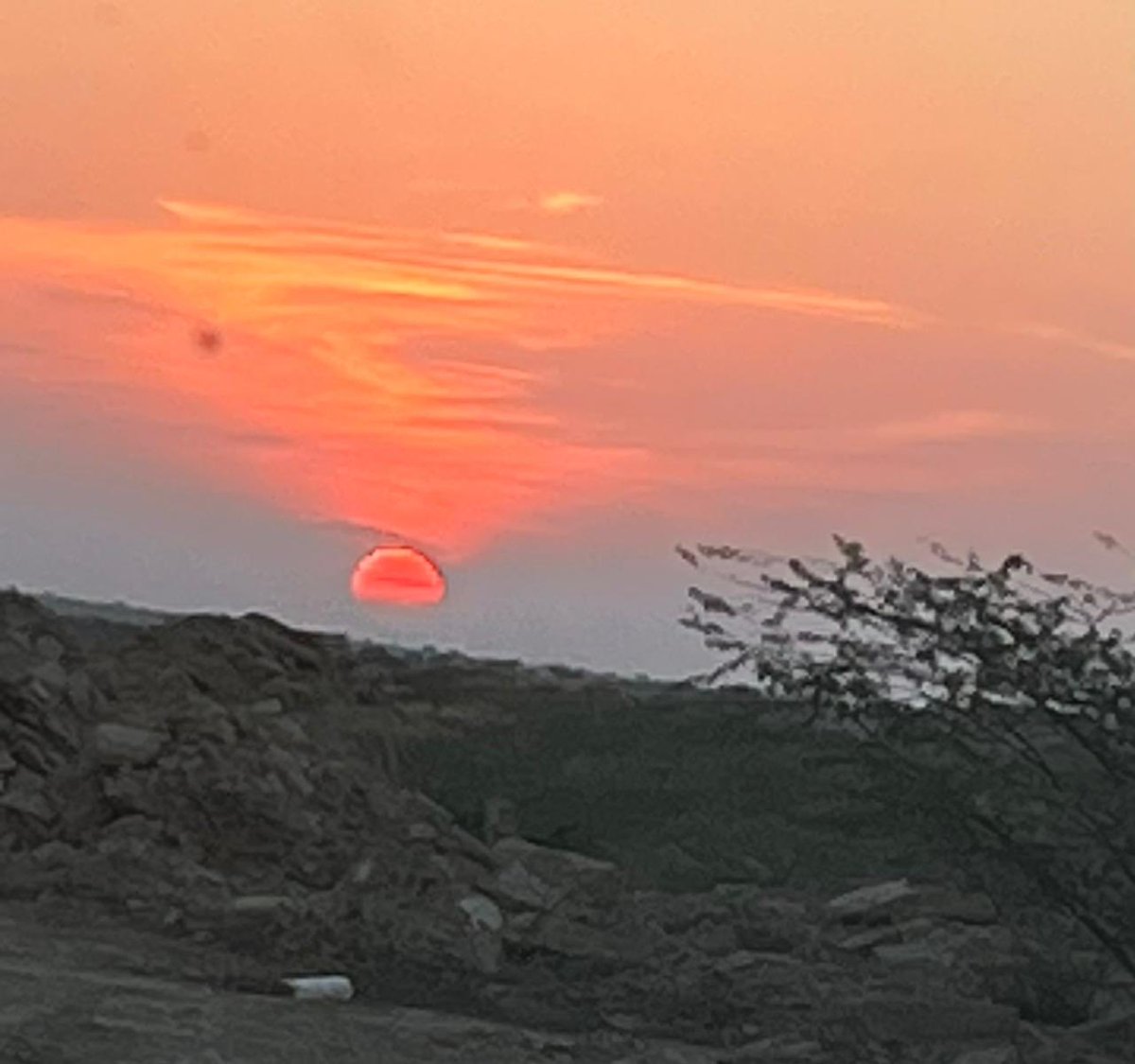 A #DesertSunset. Isn’t it beautiful? Thanks for sharing this ⁦@Roopali_AS⁩ #MojoChasingSunsets