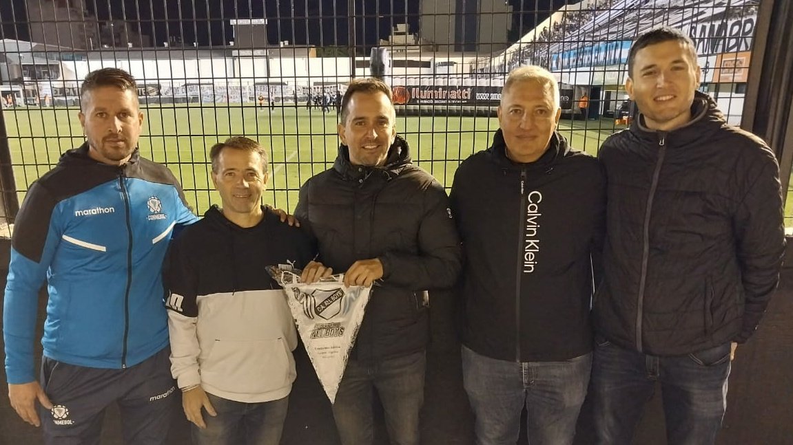 caallboys's tweet photo. #RRPP 🤝 En el entretiempo del partido, en nombre de la CD de #AllBoys, los dirigentes Horacio De Filippo y Alejandro Insua junto a Sebastián Sgarra recibieron a Martin Vila, Presidente de @TemperleyOk y a su comisión directiva. 🤝

🤍🖤 #SoyDeAllBoys 🖤🤍 https://t.co/wgFbqHmM0r
