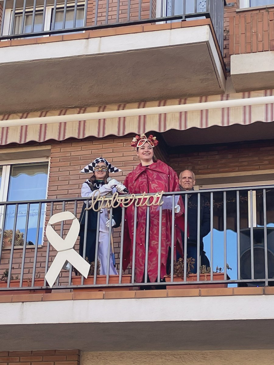 vic_ciutadania's tweet photo. 🎭Diversos barris del sud de la ciutat han acollit aquest matí el Carnestoltes de Vic, una edició molt participada plena d’alegria i de disbauxa!

🙌🏽Associacions de veïns i veïnes l’han fet possible amb la implicació de diverses entitats dels barris.

🎉Visca el Carnestoltes! https://t.co/6L5AawlEPO