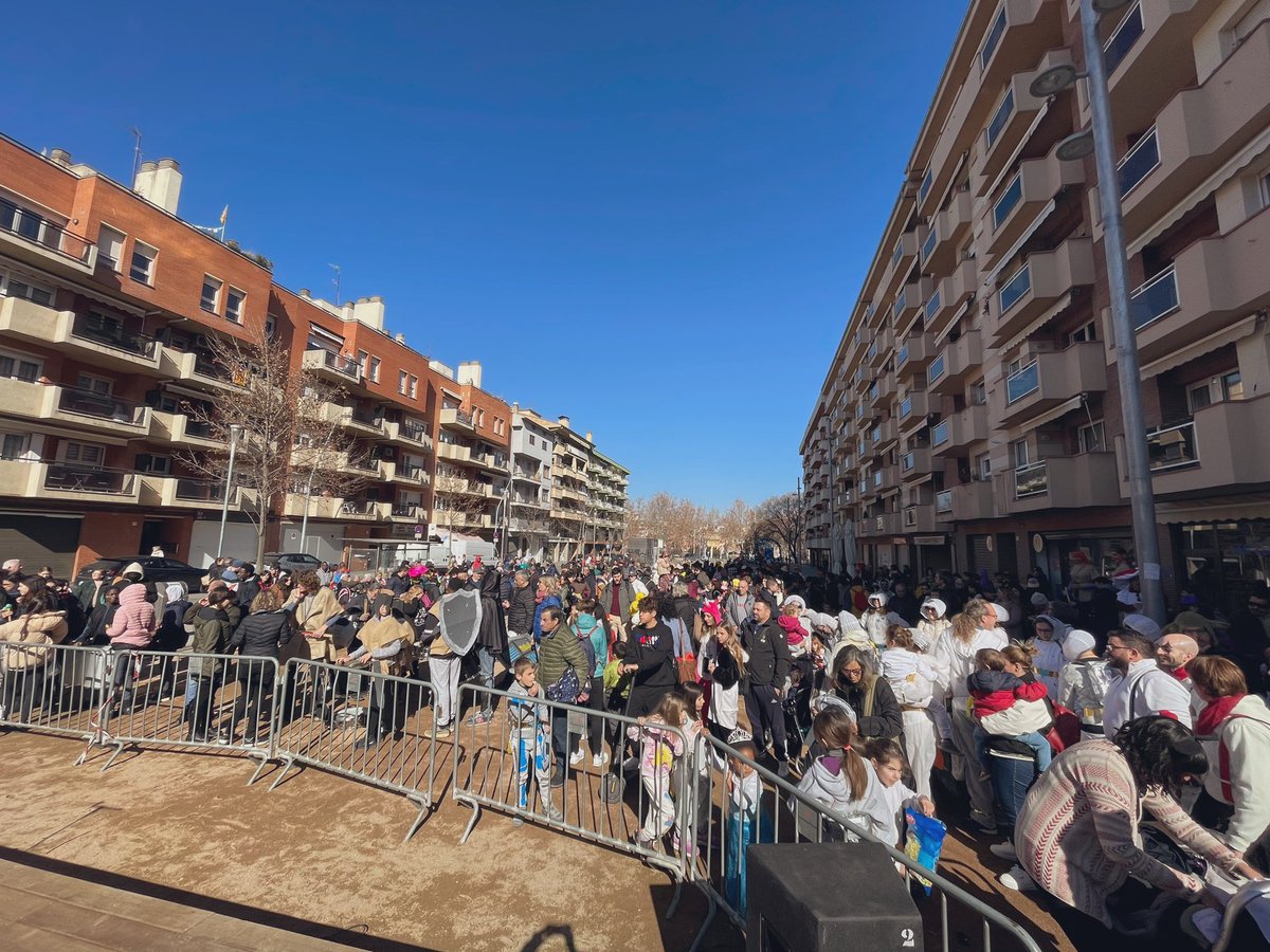 🎭Diversos barris del sud de la ciutat han acollit aquest matí el Carnestoltes de Vic, una edició molt participada plena d’alegria i de disbauxa!

🙌🏽Associacions de veïns i veïnes l’han fet possible amb la implicació de diverses entitats dels barris.

🎉Visca el Carnestoltes!