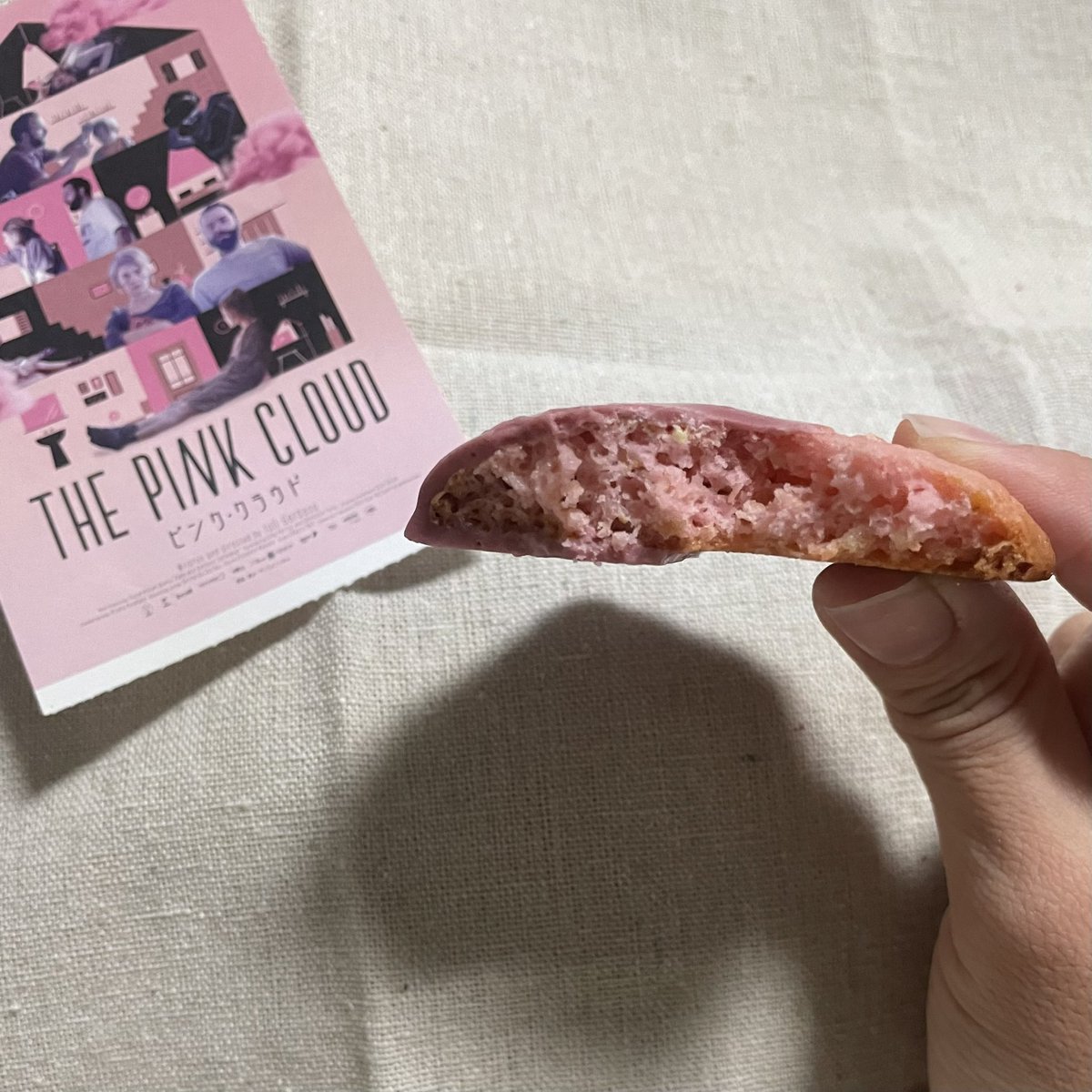 ainekoko's tweet photo. 表参道 Lotusさんで買ったピンククラウド コラボクッキー🍪
めちゃくちゃ好みの味で食べるのがおしい🥲クッキーでこんなにいちごの味を感じたのは初めてで、香料も使ってないみたいなのが嬉しい✨
生地もしっかりピンクなんですよ💝
#thepinkcloud #ピンククラウド #cafelotus https://t.co/svikVNL9Ox