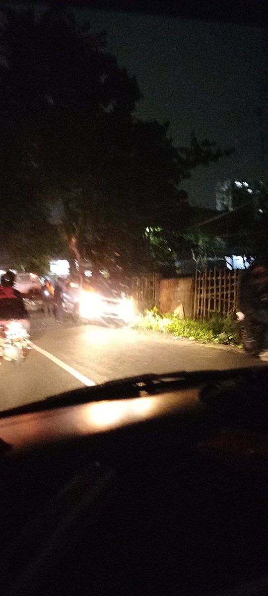 funteaneko's tweet photo. Mobil SUV masuk parit di Jln.Raya Leguti blakang Polsek tangsel.Evakuasi berlangsung cukup lama.Dr jam 19 an sampai saat ini masih berlangsung.Jalan ini memang cukup membahayakan,krn tikungan tajam&amp;gelap,krn lampujalan sering mati di area ini @detikcom @kompascom  @tangerangnews https://t.co/AIDpLckqeH