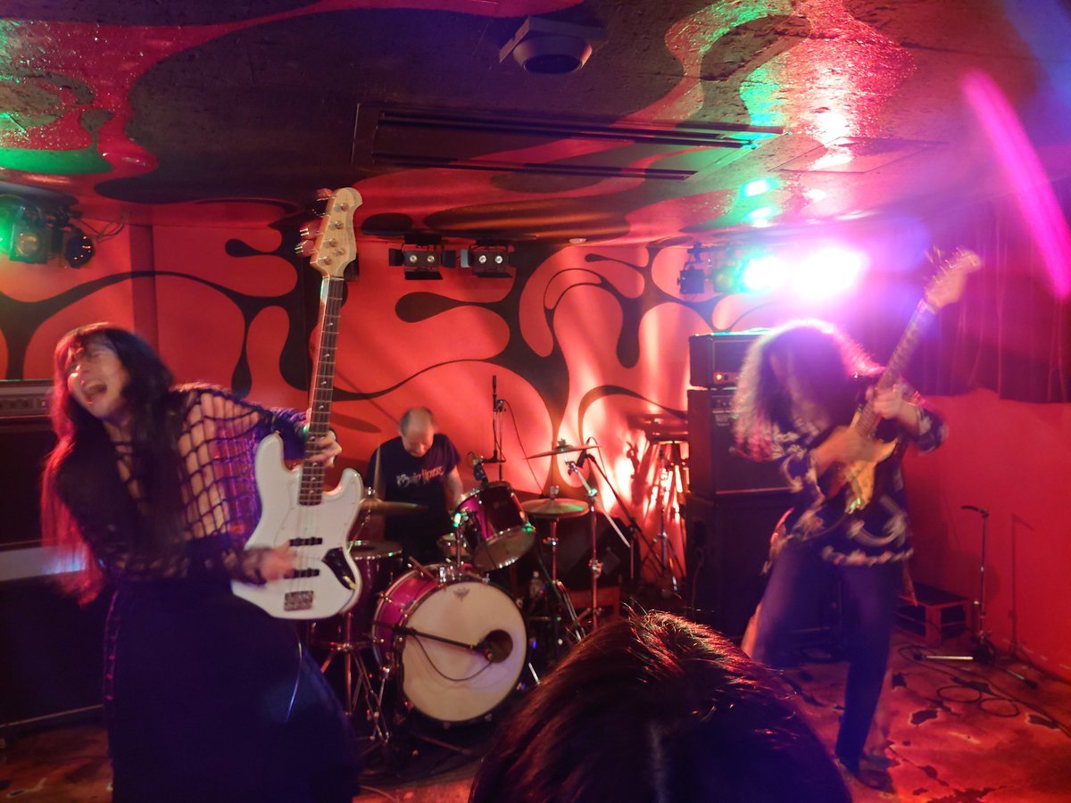 nakaken123123's tweet photo. 東高円寺U.F.O. CLUBでのMainliner復活10周年記念祭終了。HIJOSEN、kito-mizukumi rouber、そしてトリのMainlinerも皆素晴らしい爆音3マンライブでした😆
#Mainliner
#kitomizukumirouber
#HIJOSEN https://t.co/rkv41c42mG