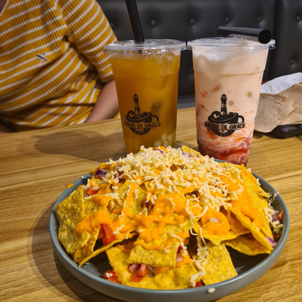 Second visit namin. With additional friends ^^

Walang coffee jelly that time so I tried Peach Mango fruit tea.
Pero di mawawala ang bagnetsilog and nachos sa order namin xD

Ako na hindi nagkakape at nagttea hahhaa support xD

Next weekend ata with co-a'tin naman xD