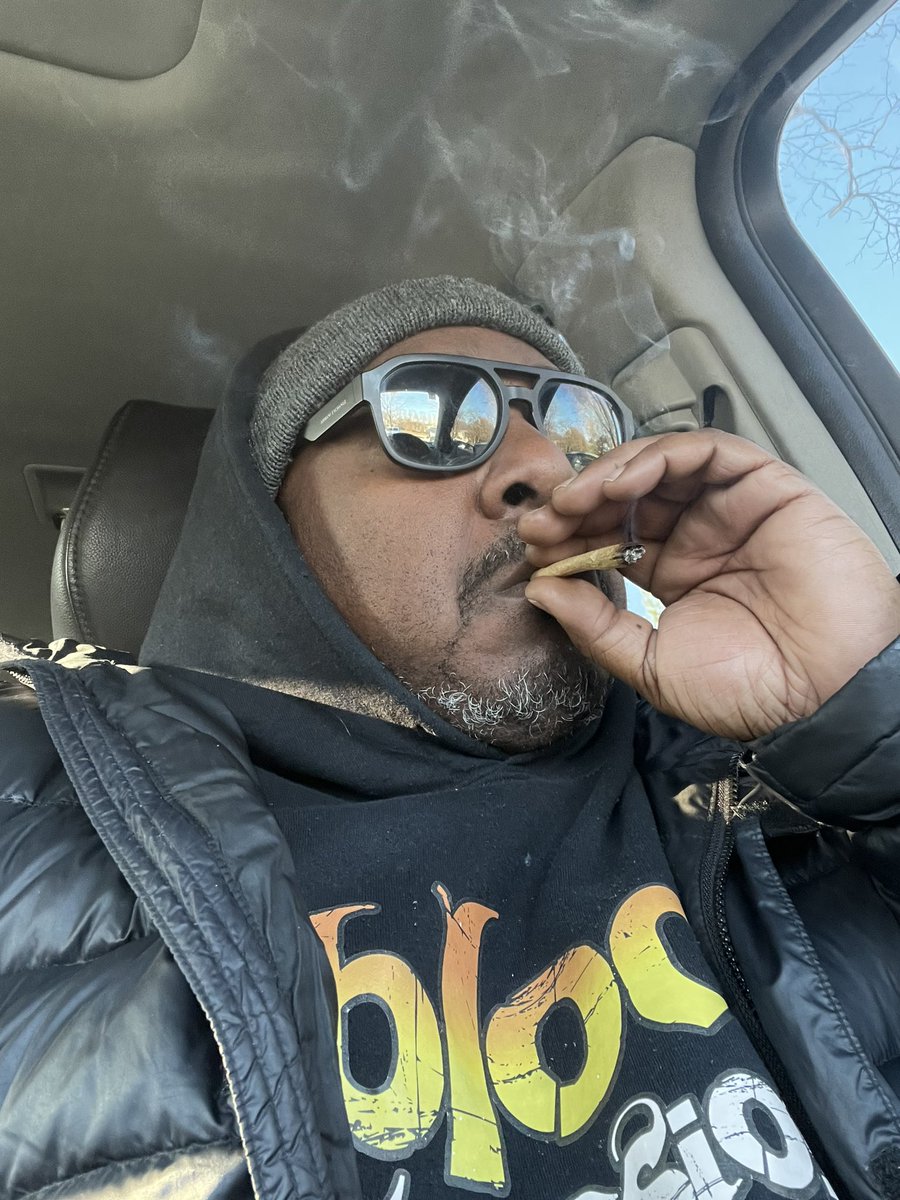 GrizzyFish's tweet photo. Smoking on the one not the two. #chromelfemedia #CEO #dmvartist #blocextension #Freebbo https://t.co/uCT7qszlUq