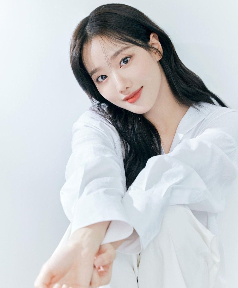 에이프릴 휴덕은 절대없지만 소홀했었던 내 자신에게 반성 이 용안이 컴백이면 세상 kpop kdrama 긴장해야됨❤❤❤