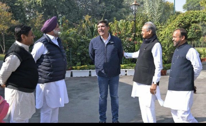 YogeshYadav_1's tweet photo. आज सुबह मुख्यमंत्री श्री  @ashokgehlot51 जी कांग्रेस प्रभारी @Sukhjinder_INC जी प्रदेश कांग्रेस अध्यक्ष @GovindDotasra  जी के साथ आदरणीय @Barmer_Harish जी की मुलाकात रही।

इस मुलाकात के बाद देर शाम OBC आरक्षण संघर्ष समिति की आगामी रणनीति को लेकर अहम बैठक रही!
@YogeshYadav_1 https://t.co/PF7oODan7U