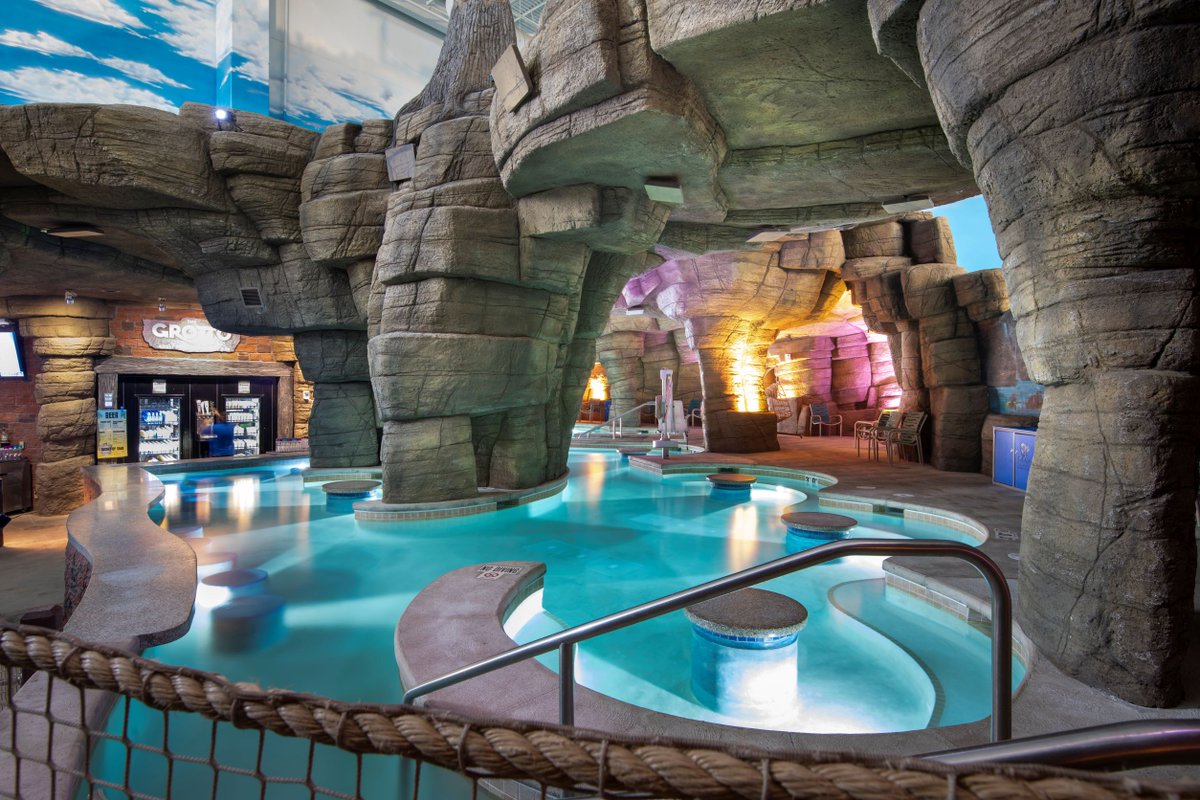 Right here is exactly where you want to be today 😍 Grab a cocktail and enjoy this adults-only, indoor and outdoor swim-up bar at our Round Rock resort. #swimupbar #indoorwaterpark #kalahariresorts #lovekalahari