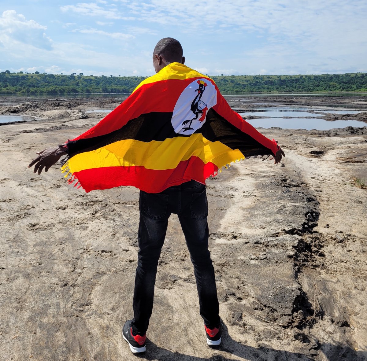 70% of Uganda's population is employed in agriculture. 
Smart Agri-Centres provide a solar-powered business hub with cold storage to empower rural farmers. 

Vote below to enable us to build many more Smart Agri-Centres throughout #Uganda: 
ow.ly/Nf8T50MFQVc