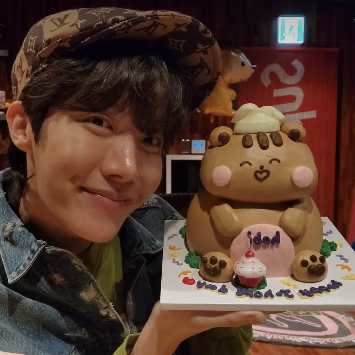 armymum1's tweet photo. Happy Birthday to our eternal sunshine! 💜🌞💜
#HappyBirthdayJhope 
#JHOPE https://t.co/n3sQ4OA7CT