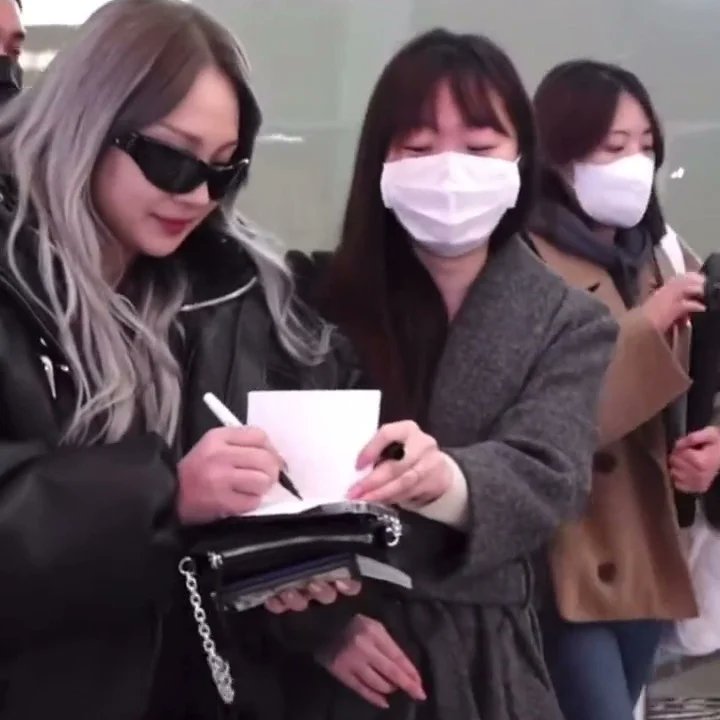 Chaezie267's tweet photo. Rina là 1 cô gái người Việt Nam đã may mắn gặp mặt và xin chữ kí CL vào hôm qua❤️🍒 @chaelinCL @chaelinCL #Chearin #chealin #CL #2ne1 #2ne1cl #kpop #Chealincl #chearincl https://t.co/ZTrTYFA5Pp
