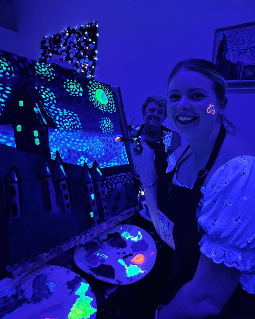 Libla_94's tweet photo. Got our glow on tonight at @pinotandpicassofortitudevalley 🎨🌟 https://t.co/sIY3mTZbiD https://t.co/a55ApbohYB