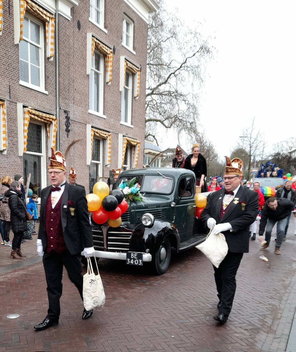 AnnievGansewink's tweet photo. Optocht #carnaval #jollenberg #wageningen 
Berggeiten, Deurdouwers, Pretkeujes en Vadaenotten, veel plezier! https://t.co/u1EgG2GF7A