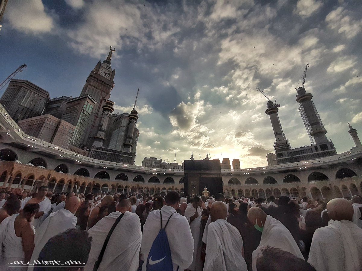 MAKPHOTOGRAPHY2's tweet photo. Sunset at Al Haram Makkah ul Mukaramah 
.
.
#SamsungA50 
.
.
#nature #naturelover #naturephotography #travel #travellingphotography #travelblogger #blogger #street #streetphotography #sunset #clouds #buidlings #Haramshreef #Umrah #Muslims #pilgarims #Construction  #minaretes https://t.co/d3Odgx4Y6d