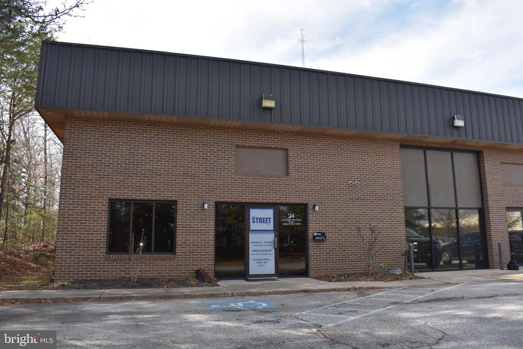 RemaxOne_MD's tweet photo. See a virtual tour of one of our newest #listings 24 Industrial Park Drive # 1 #Waldorf #MD  https://t.co/Orwsr5peM7  Listed by: Robert J Wustner. https://t.co/LISIReQJKO