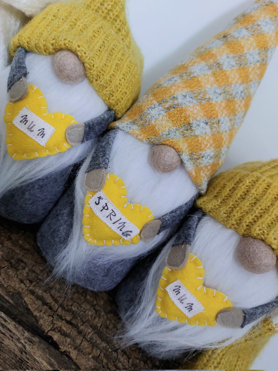 Not long will mothers day!! 💛💛💛 #mothersday #mothersdaygift #CraftBizParty #thecraftersuk #bizbubble #ukmakers #handmadehour #handmade #gnomes #gonks #shopindie #UKGiftHour #yorkshiremakers #supportsmallbusiness #spring