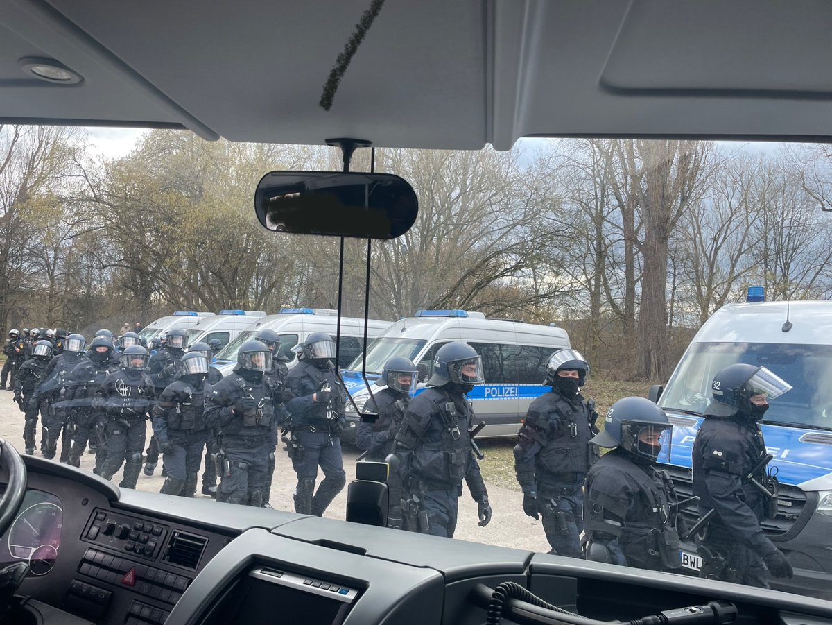 Fanhilfe_Koeln's tweet photo. 1/2 
Beim Auswärtsspiel in Stuttgart
wurden Busse mit 500 FC Fans zur Durchführung von Körper- und Buskontrollen von der Polizei kurz vor der Stuttgarter Stadtgrenze von der Autobahn geleitet. https://t.co/PN6chPNrXZ