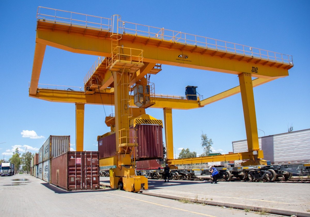 TACargas's tweet photo. DESDE NUESTRA BASE AL MUNDO 🌎

El Centro Logístico de Palmira en #Mendoza recibió la habilitación como Depósito Fiscal otorgado por @AFIPcomunica. 

Ya podemos realizar, desde este punto, operaciones de comercio exterior.  

+info: https://t.co/JMTE9PucYH

#SeguimosCreciendo https://t.co/1cwfatiV3a