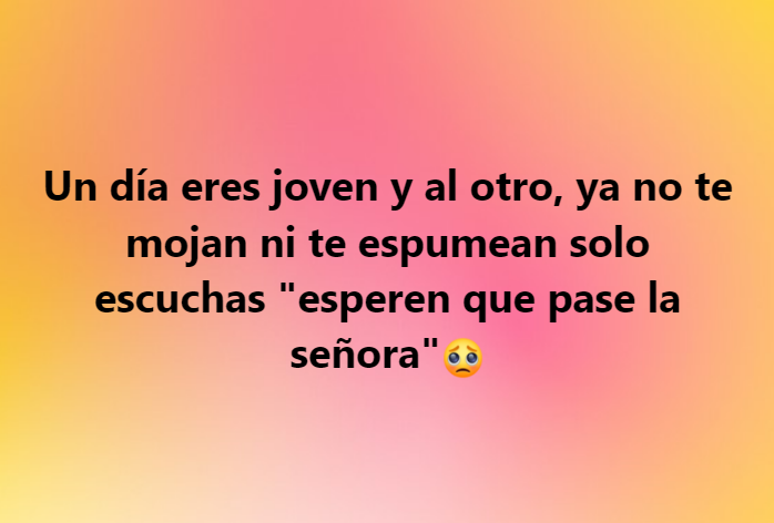 7Mitrac's tweet photo. ─Cuidado se lo mojen el celular de la señora, debe estar tuiteando "cosas importantes". 

#CarnavalOn https://t.co/m5mHVrcT9o