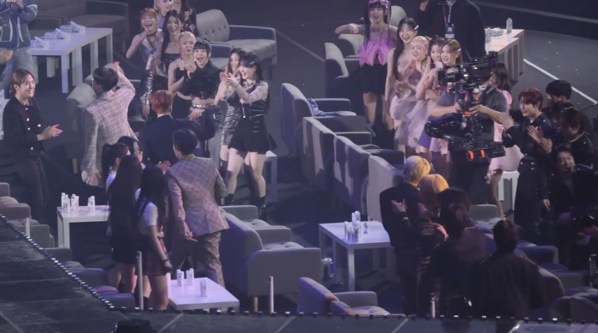 ujiminphoria's tweet photo. The way every idol group burst out laughing after seeing Seventeen BSS and aespa did the Next Level dance. This is so wholesome, everyone is just having fun🥹 https://t.co/dw0lxRnNtX