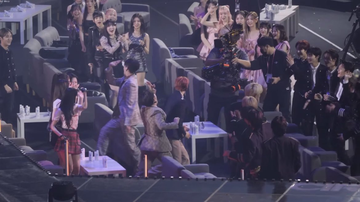 ujiminphoria's tweet photo. The way every idol group burst out laughing after seeing Seventeen BSS and aespa did the Next Level dance. This is so wholesome, everyone is just having fun🥹 https://t.co/dw0lxRnNtX