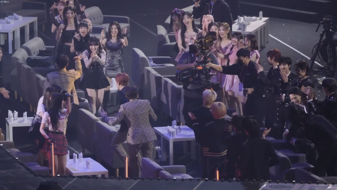 ujiminphoria's tweet photo. The way every idol group burst out laughing after seeing Seventeen BSS and aespa did the Next Level dance. This is so wholesome, everyone is just having fun🥹 https://t.co/dw0lxRnNtX