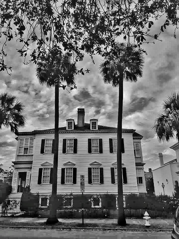 Charleston in black-and-white looks more nostalgic than anything ever. Absolute photographer alive. #CharlestonBottagraFor #FineArtPhotographer #Charlestonlife #LifeInCharleston #CharlestonTravel #CharlestonDaily