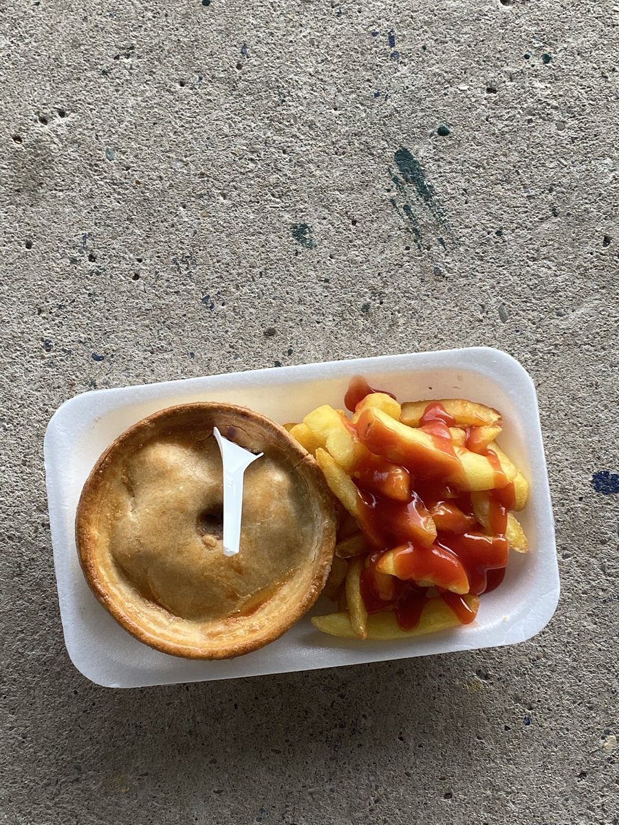 LukeDuffyFC's tweet photo. @JayHarrisFanClu has a pie with curry sauce and brown sauce https://t.co/K34YLWMmVd