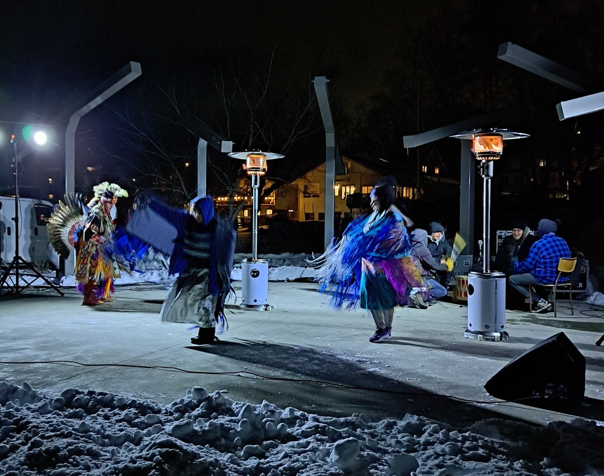 UteSchmid's tweet photo. It was a night of #athousandstars as @penetanguishene launched #Winterama 2023 on the shores of beautiful #GeorgianBay: one of #SimcoeCounty's premiere #winterfestivals. Will you be there this weekend? #ResidentialTourist #Snowflakelady https://t.co/r2bdkNCIo4