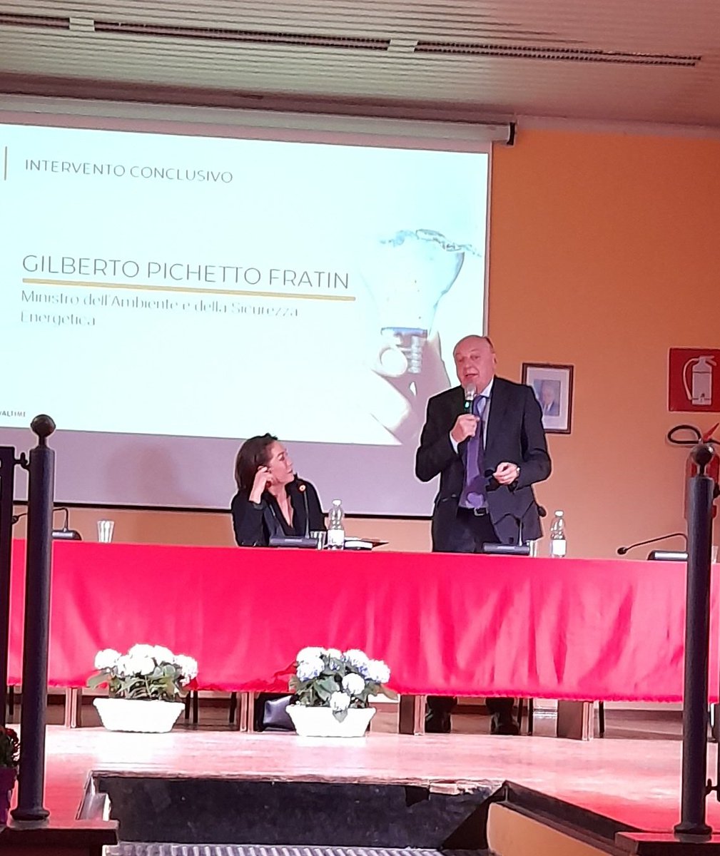 Alessan67153720's tweet image. Per la Giornata Internazionale del #RisparmioEnergetico interessante convegno moderato da @tessagelisio organizzato presso il Comune di #Cameri con diverse imprese del territorio, Amministratori locali ed il nostro Ministro @GPichetto. #ambiente