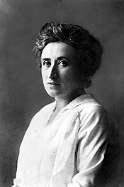 SSEW1914_1918's tweet photo. Op 20 februari 1914 staat de Duitse socialistische activiste Rosa Luxemburg terecht voor het geven van anti-oorlogstoespraken. Ze wordt veroordeeld tot 1 jaar gevangenisstraf die ze in 1915 zal uitzitten. https://t.co/DMSpv0IVoP
