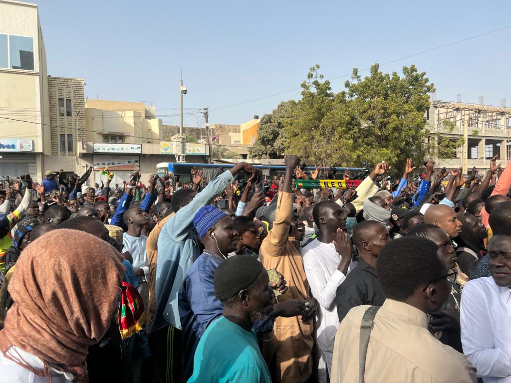 Sokhna_BA2's tweet photo. Chez @SonkoOfficiel  pour lui témoigner  notre solidarité suite aux événements de ce  jeudi.
Ensuite nous nous sommes rendu au sit-in du groupe Walfadjiri.
Vive la liberté d'association
Vive la liberté de la presse
Vive l'état de droit 
#senegal #Opposition #PUR2023 
#kebetu https://t.co/YnJaBd9mSB
