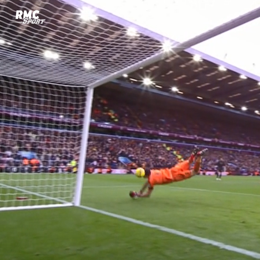 RMCsport's tweet image. 😬 Emiliano Martinez qui marque de la tête contre son camp à la 94e minute de jeu. Ca coute une défaite à Aston Villa contre Arsenal. Plaisir coupable.