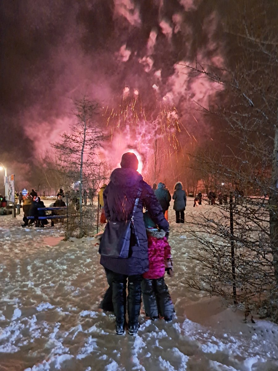 UteSchmid's tweet photo. It was a night of #athousandstars as @penetanguishene launched #Winterama 2023 on the shores of beautiful #GeorgianBay: one of #SimcoeCounty's premiere #winterfestivals. Will you be there this weekend? #ResidentialTourist #Snowflakelady https://t.co/r2bdkNCIo4