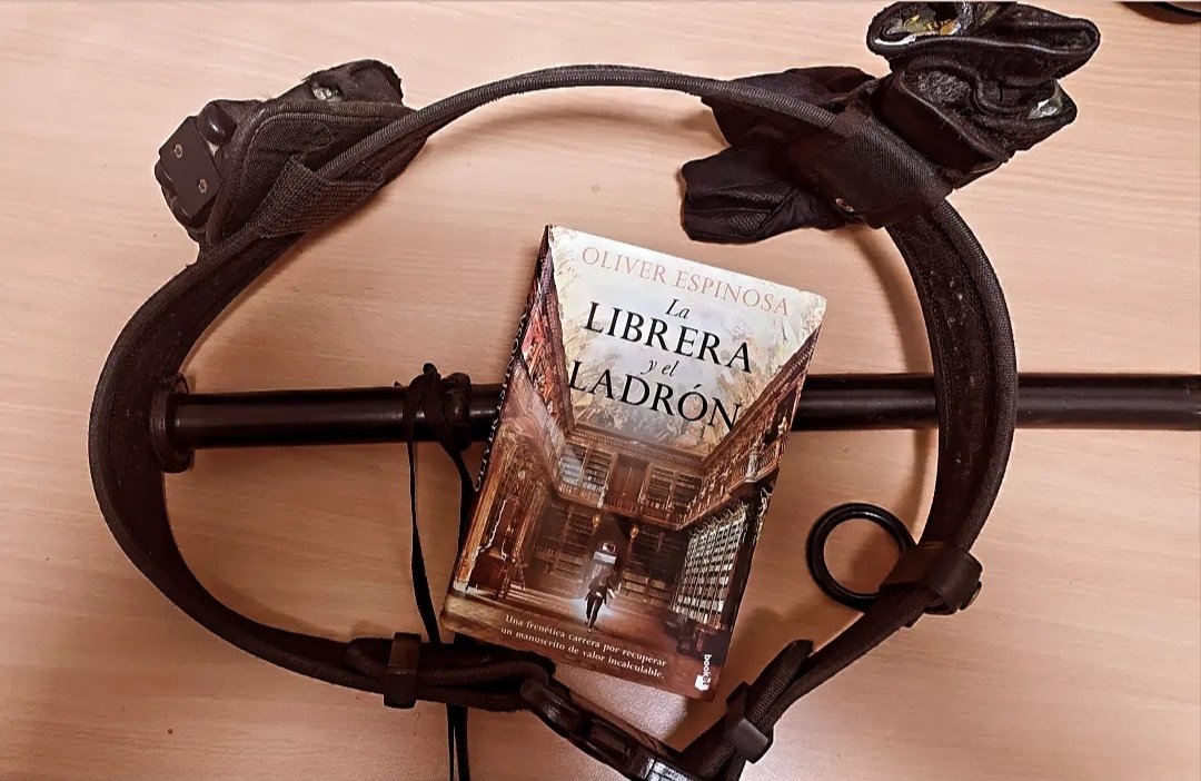 elcabana's tweet photo. El turbio negocio sobre el mercado negro de libros, una historia de librerías anticuarias, ladrones de guante blanco y coleccionistas sin escrúpulos... 📖📚💶💵💷👌🏼
@OliverE17102620 @Planetadelibros @edit_planeta @Booket_Planeta #LaLibrerayelLadrón https://t.co/8XkPgKqlX0