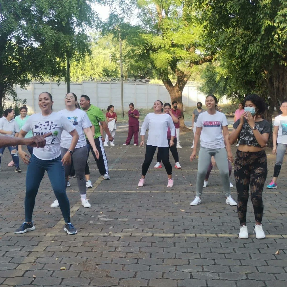 CmpMinsa's tweet photo. El #17Febrero el personal de Salud de CMP MINSA Hospital España realizó zumbaton, el cual se vivió con amor y amistad. Como parte de la promoción de hábito saludables. 
#VamosPorMasVictorias ❤️🖤
#2023JuntosVamosAdelante 
#NoPudieronNiPodran https://t.co/iiovsSr7fG