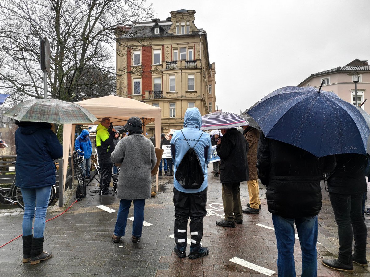 In #Detmold nahmen heute ca. 60 Menschen an einer verschwörungsideologischen Mahnwache teil, u.a. Gerd und Anna-Maria U. Redner war Prof #MartinSchwab, der sich inhaltlich mit einer Broschüre der MBR OWL befasste und dabei deutliche Schwächen im Textverständnis offenbarte