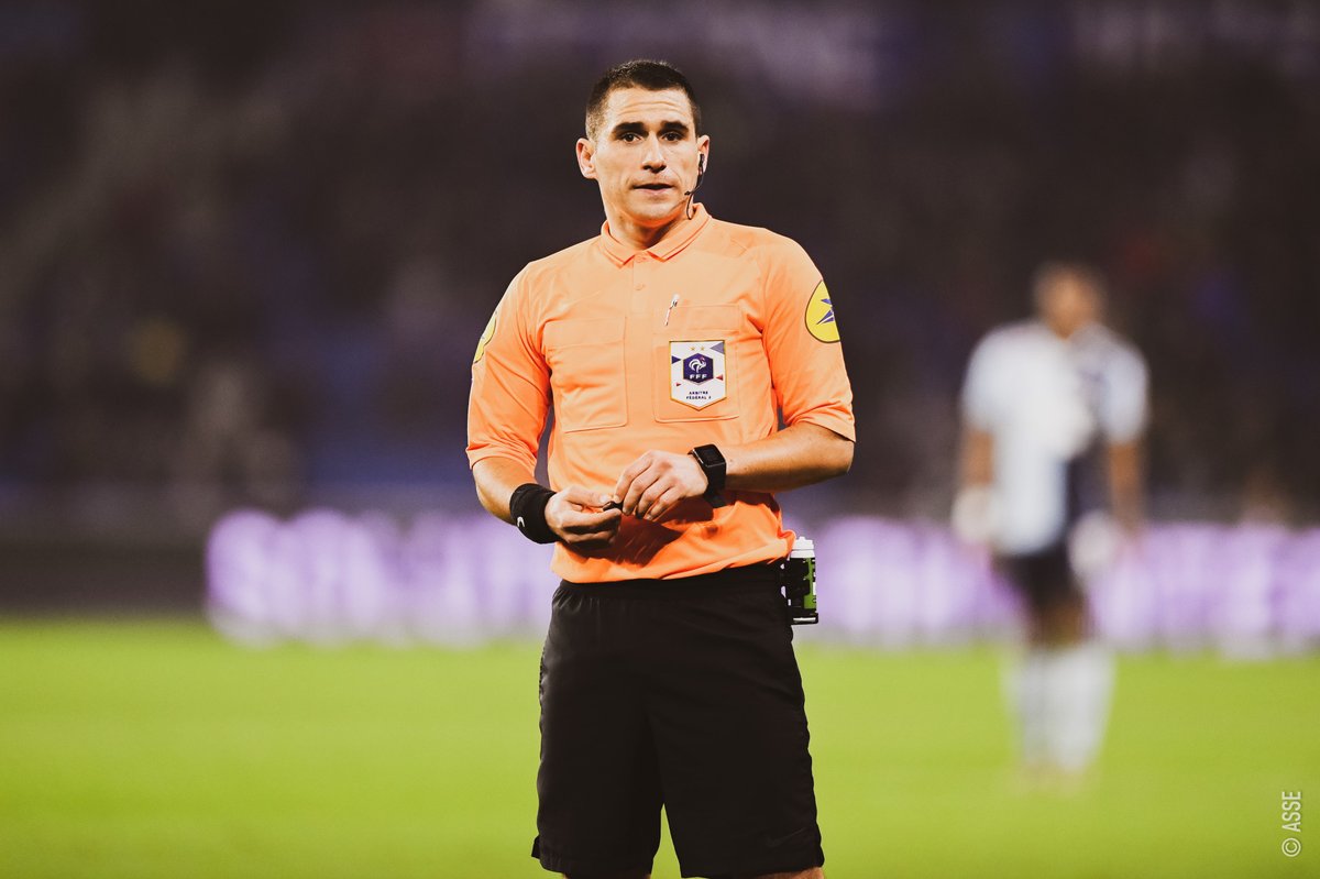 team_srfc's tweet photo. #Arbitrage

👮‍♂️ Bastien #Dechepy sera l'arbitre de #SRFCCF63 demain à 15h au #RoazhonPark. https://t.co/4oSXZqEFmh