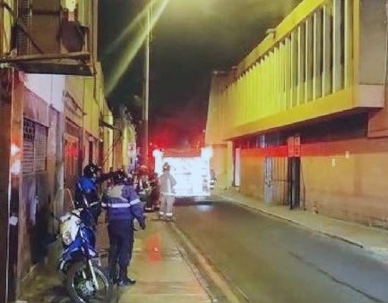 🔴⚫❎#LoÚltimo I Un incendio se registró la madrugada de este sábado 18, en una de las sedes del Poder Judicial en el cruce de Nicolás de Piérola y Abancay
A las 04:47 a.m., bomberos de la Compañía Roma N° 2 evitaron que las llamas del fuego se propaguen a las viviendas aledañas