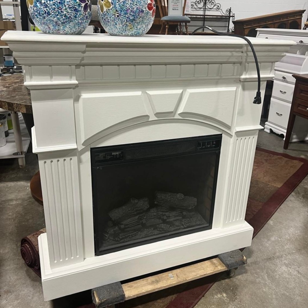 ReStoreHFHGL's tweet photo. Looking for something unique and reasonably priced to spruce up your space? Visit us first!!! We're open 9-5 today (Saturday). #thriftstorefinds #habitatrestore https://t.co/38YlxhakHO