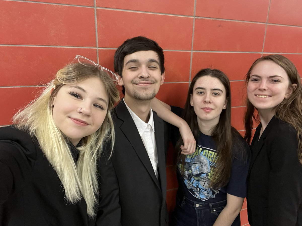 FalconSpeech's tweet photo. The team is ready to compete at Farmington! https://t.co/vWiuAIGcTA