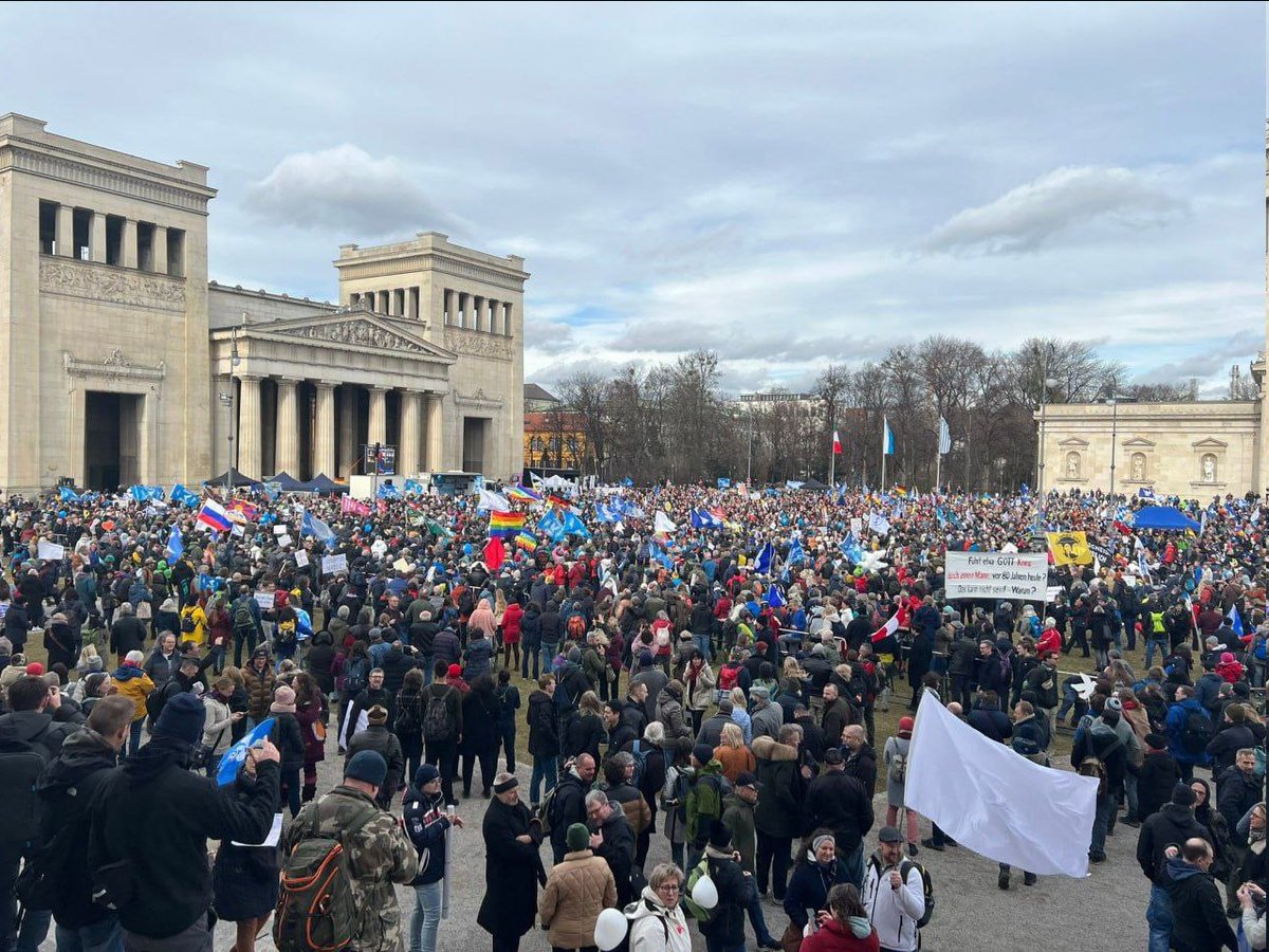THEFLOWER008's tweet photo. 🇩🇪- Des milliers de personnes ont manifesté aujourd'hui, sur la Königsplatz à Munich, pour demander un cessez-le-feu immédiat en Ukraine et l'ouverture de négociations de paix. https://t.co/PAJWZwvp06