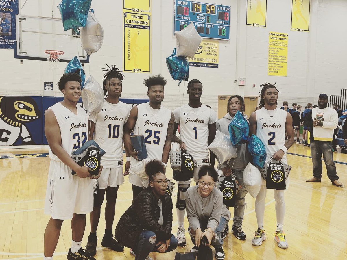 mscouchCMS's tweet photo. My old ball players on Senior night 🥹😍And some of my favorite boys who used to steal all my snacks @CenterSD https://t.co/U9lru4Er4x