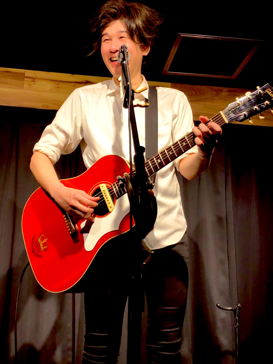sinosino1969's tweet photo. まるでそれぞれのワンマンライブのように盛り上がった！
喉黒一さんは初披露の新曲「 #何もしないをしようよ」をやってくれて胸熱😭💘ツーマンで自分の予約枠をたった一日で売りきった自信に満ち溢れているようだった。先攻なのにアンコールも湧き起こった...！
 #タイツキ #喉黒・脇山ツーマン https://t.co/lbqTF3ytCc