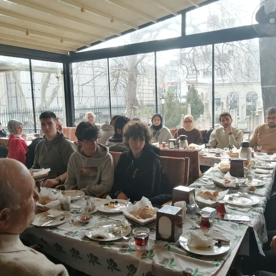 Bugün İstanbul Türk Ocağı olarak gerçekleştirdiğimiz kahvaltıda yeni dönemde neler yapacağımızı ve gündeme dair konuları konuştuk. Aynı zamanda Ocak yönetim kurulu üyemiz Mustafa Oğuz Yavaşça bizlere deprem bölgesindeki bizzat olayları ve yaşadıklarını aktardı.

<a href="/moguzyavasca/">MOY</a>