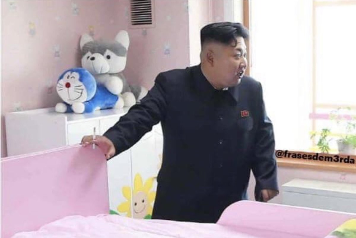 Quando estou triste olho para esta foto do Kim Jong-un a inaugurar um infantário de cigarro na mão juntamente com o lobo a ir ao cu ao Doraemon e fico logo mais animado