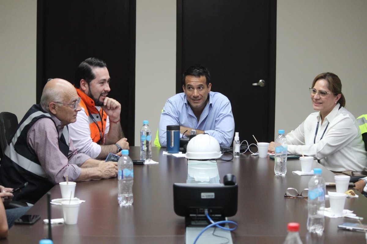 MIT_Ecuador's tweet photo. ✔ Nos reunimos en las instalaciones de #Naportec para definir, con transportistas y personal de puertos, temas de común acuerdo para trabajar entre el sector público y privado. https://t.co/XptJGiNEty