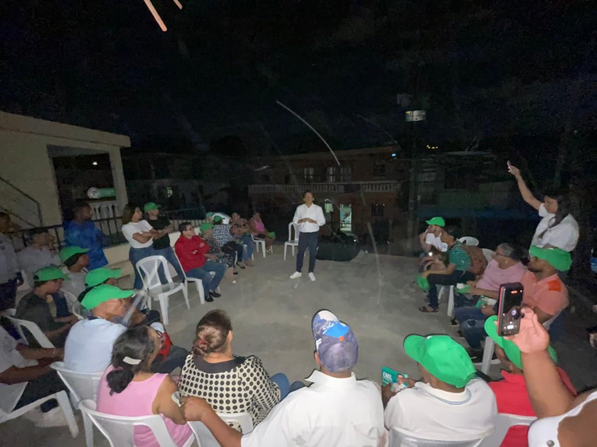 SerrataAquilino's tweet photo. Enhorabuena, felicitamos al aspirante a regidor @EmilViloria, excelente encuentro con jóvenes y personas maravillosas del barrio enriquillo.

El verdadero liderazgo se construye trabajando y haciendo compromiso con la comunidad y su gente. 
#JuntosLoVamosALograr 
#FuerzaDelPueblo https://t.co/FyhrpOZ6PN