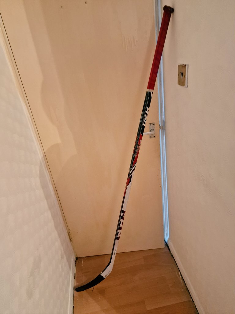 garethnewman35's tweet photo. Anyone interested in a game used stick signed by the Cardiff devils team £100 could bring down to IAW tonight for the game if interested https://t.co/47pVAU9Yyg